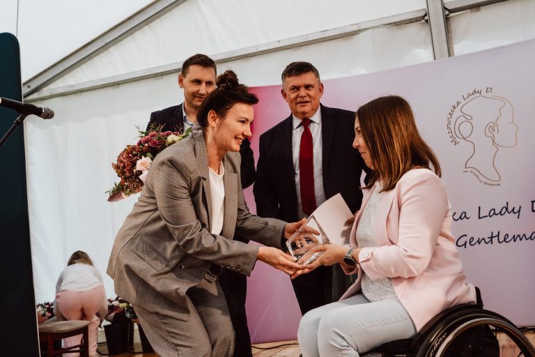 Wręczenie nagrody młodej kobiecie w konkursie "Mazowiecka Lady G"