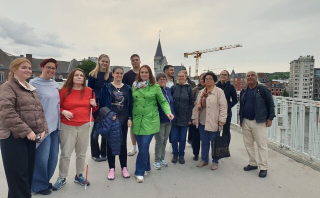 Zdjęcie uczestników projektu na moście w Liege.