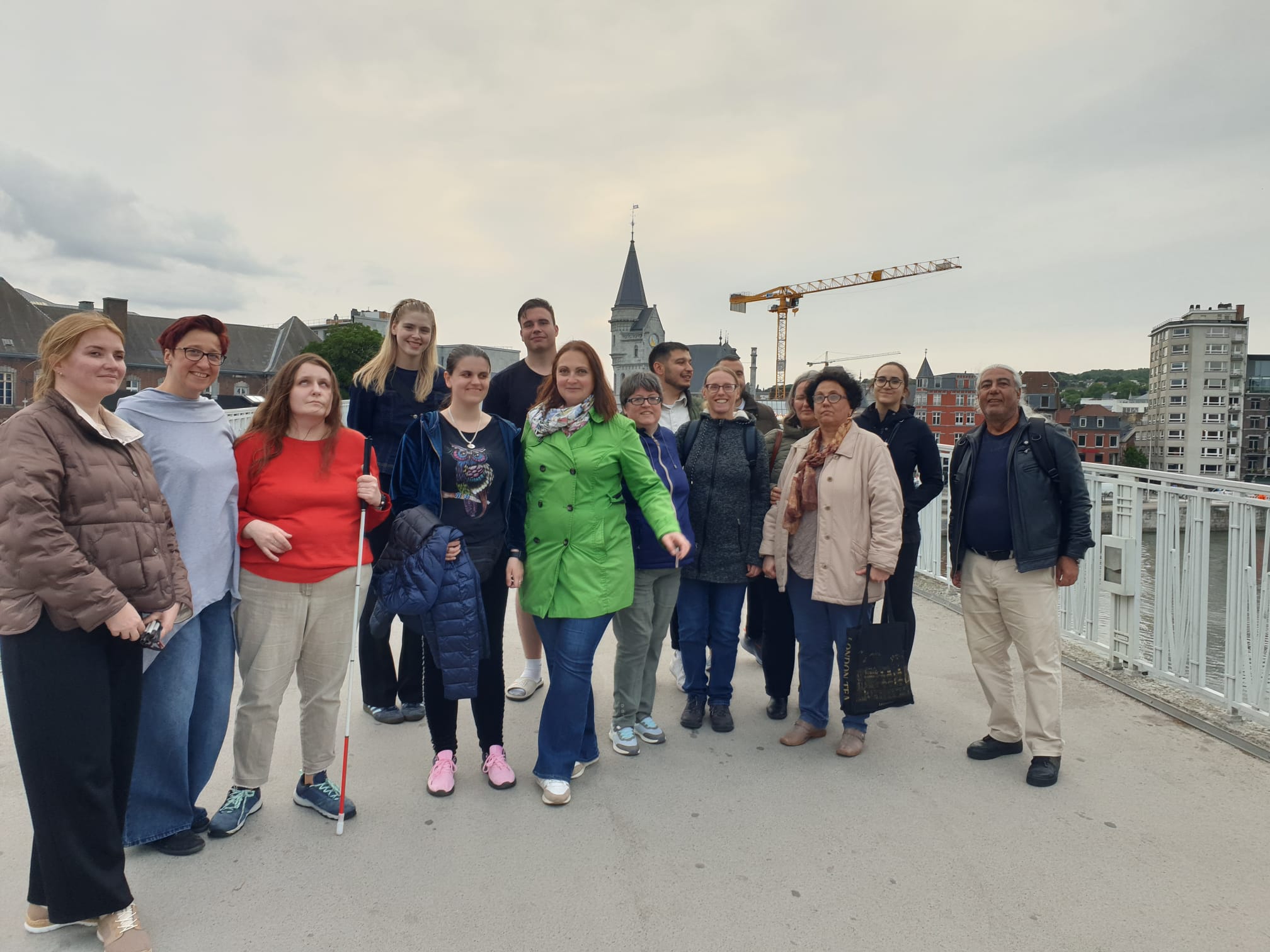 Zdjęcie uczestników projektu na moście w Liege.