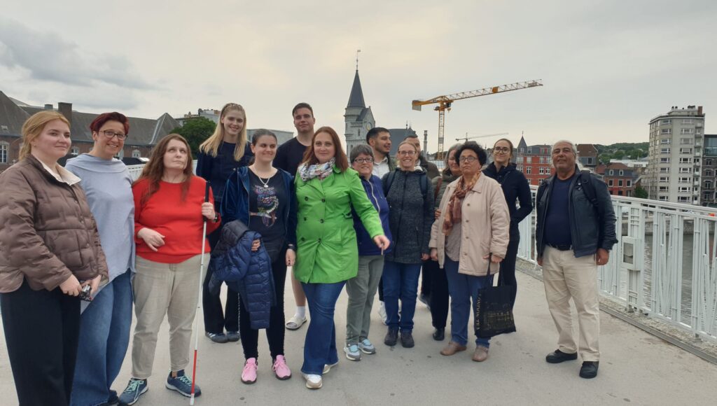 Część międzynarodowej grupy na moście des Arches nad rzeką Meuse