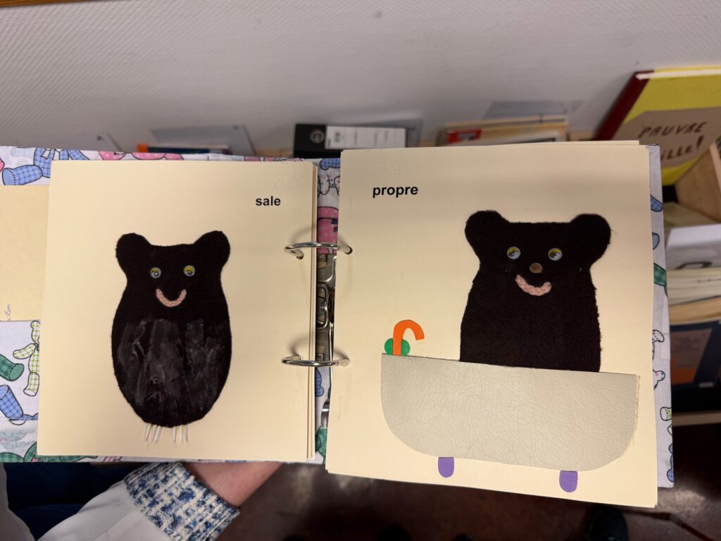 Książeczka dotykowa z biblioteki La Lumiere.