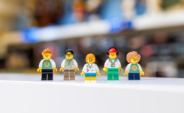 Figurki LEGO ze smyczami w słoneczniki. To znak osób z ukrytymi niepełnosprawnościami.