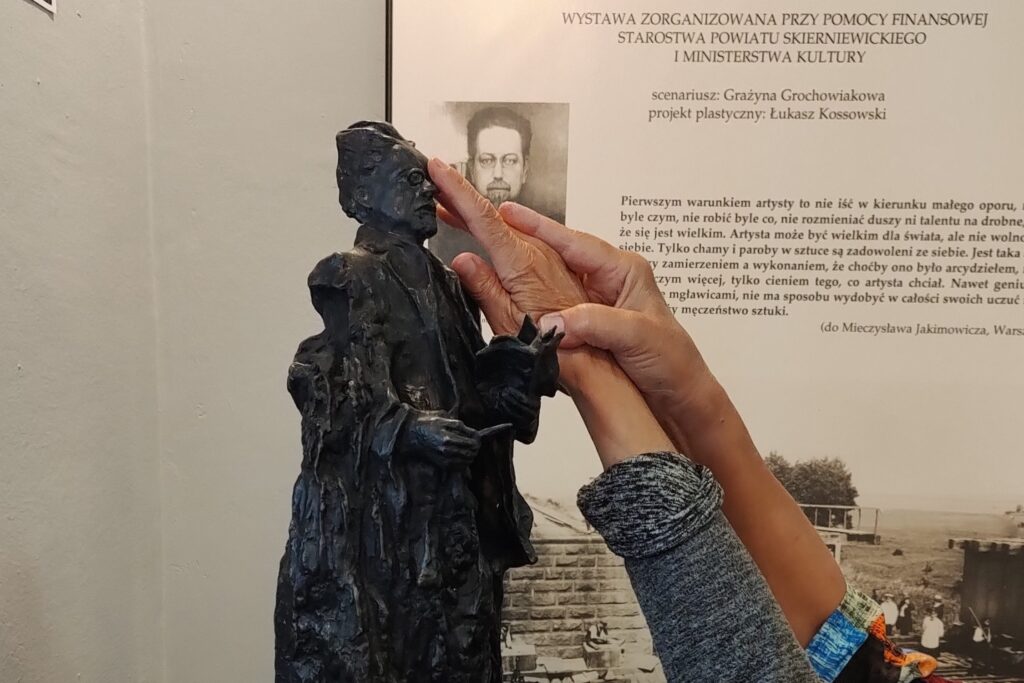 Palce dotykają rzeźby Władysława Reymonta w Muzeum W. Reymonta.