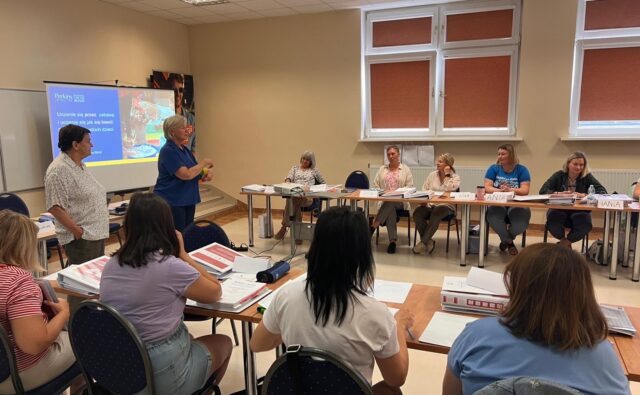 Specjalista z USA prowadzi szkolenie dla tyflopedagów.