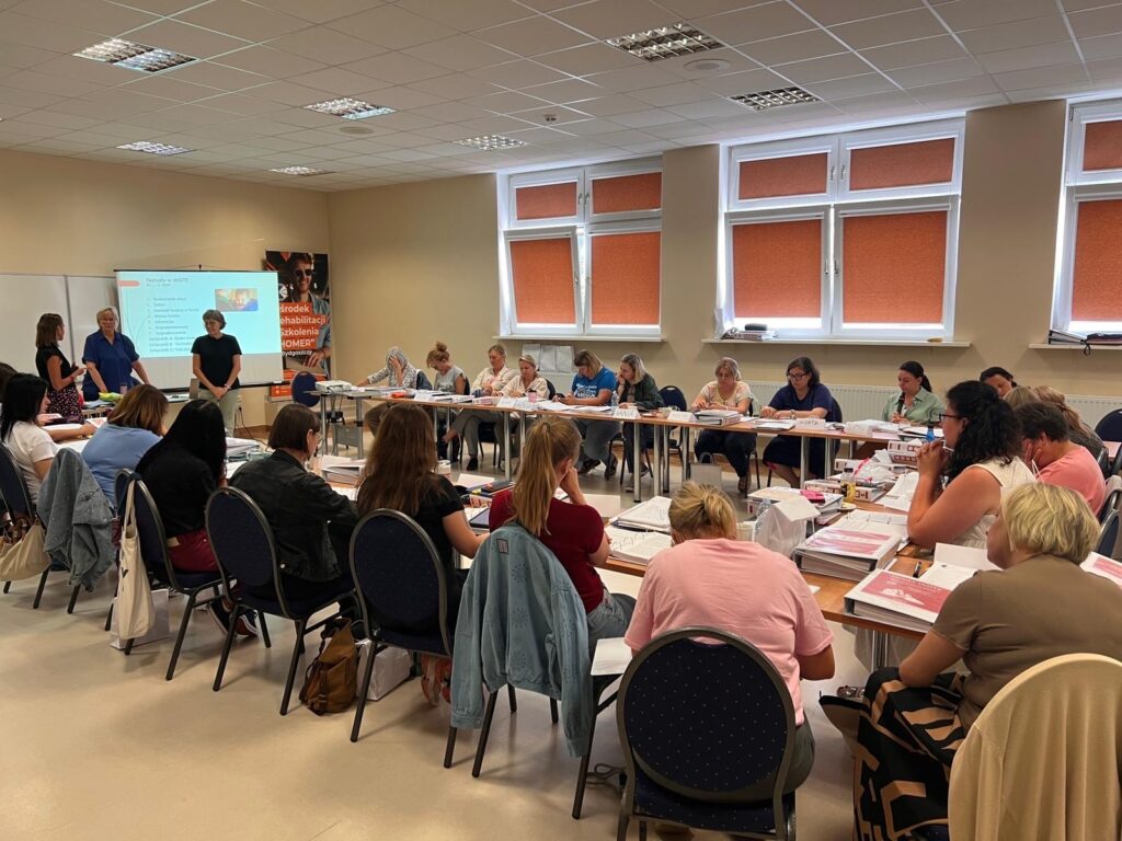 Uczestnicy szkolenia INSITE słuchają wykładowczyni.