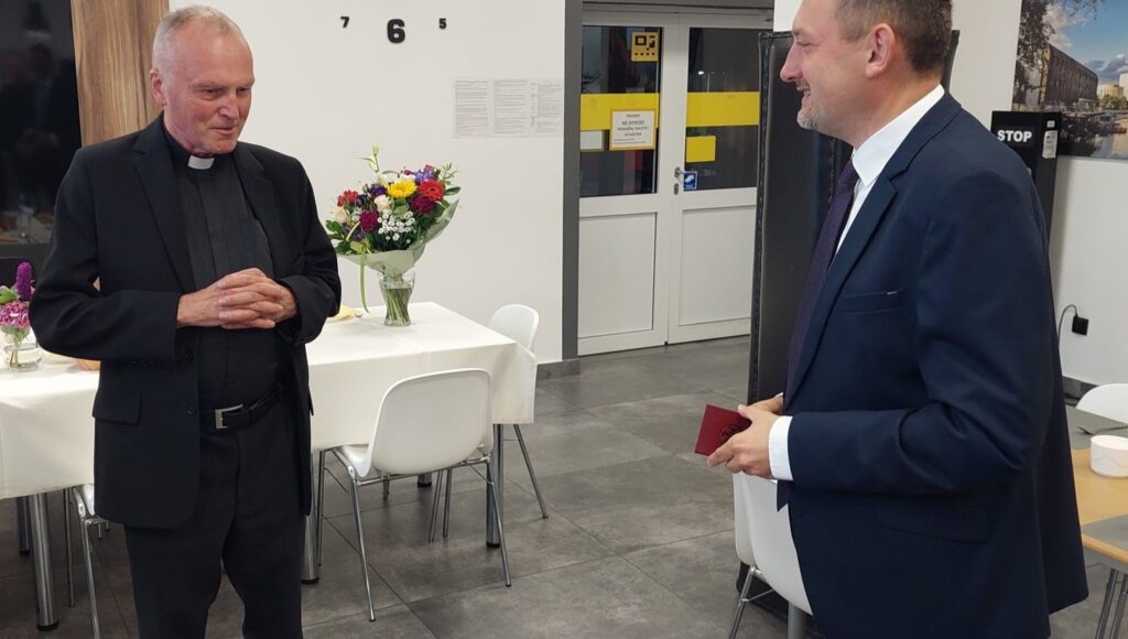 Ks. Buczkowski i Andrzej Brzeziński, prezes ZG PZN w trakcie ceremonii wręczenia złotej odznaki PZN.