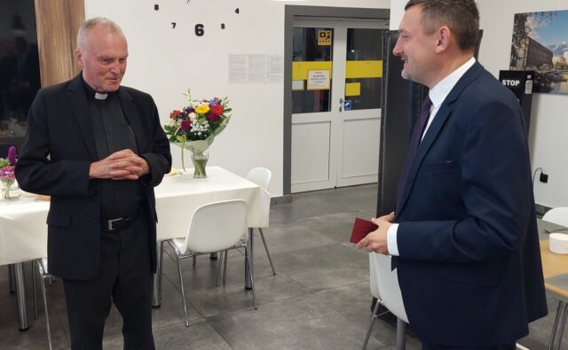 Ks. Buczkowski i Andrzej Brzeziński, prezes ZG PZN w trakcie ceremonii wręczenia złotej odznaki PZN.