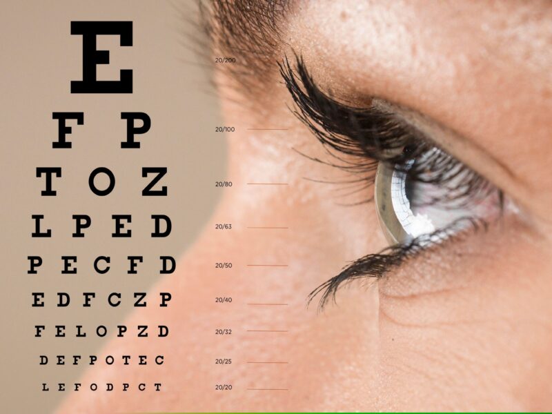 Oko i litery z tablicy Snellena, Rysunek symaboliczny.