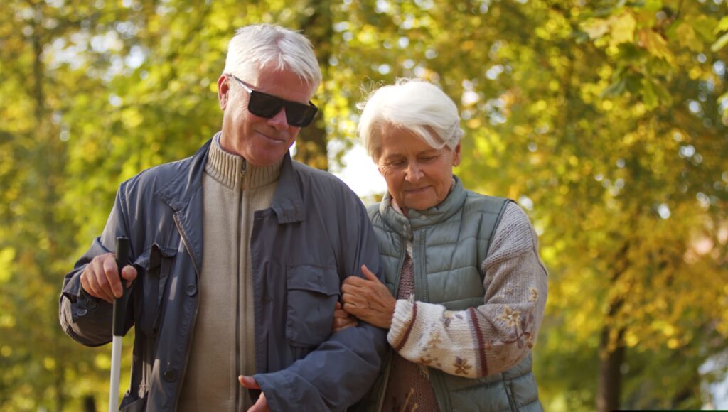 Para seniorów spaceruje parkiem.