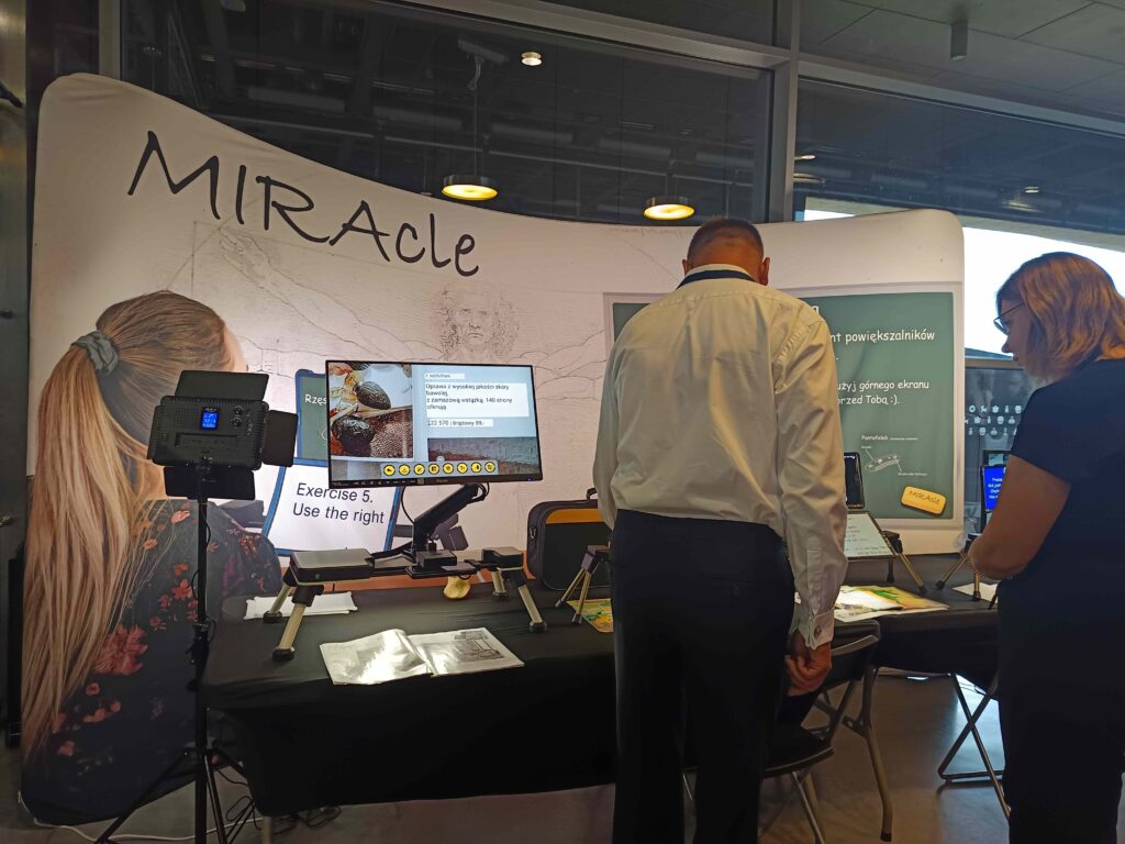 Sprzęty wspomagające pokazywane na wystawie "Accessibility Expo".