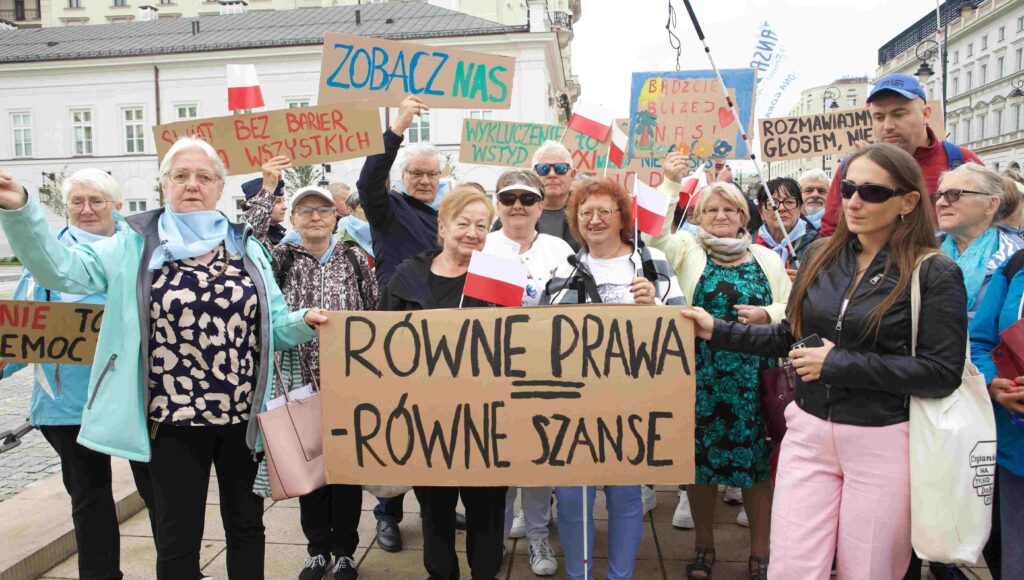 Osoby z niepełnosprawnościami manifestują przed Pałacem Prezydenckim w Warszawie.