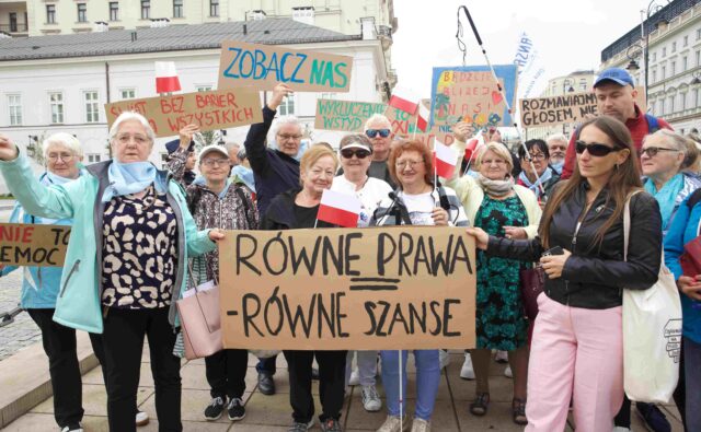 Osoby z niepełnosprawnościami manifestują przed Pałacem Prezydenckim w Warszawie.