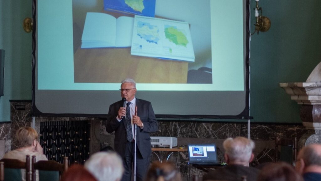 Prezes Okręgu Świętokrzyskiego przemawia na konferencji.