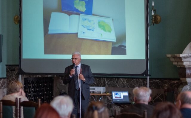Prezes Okręgu Świętokrzyskiego przemawia na konferencji.