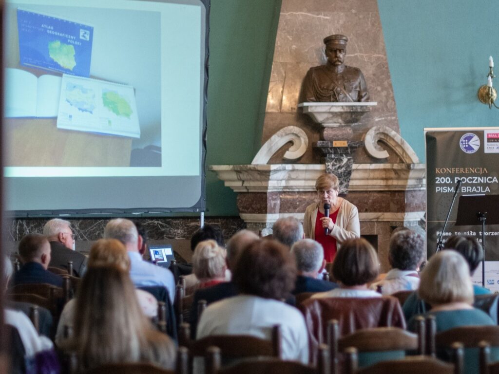 Elżbieta Oleksiak prowadzi prelekcję na konferencji.