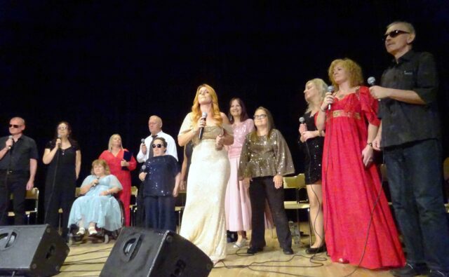 Uczestnicy Warsztatów Muzycznych na scenie, w trakcie wykonywana utworu.