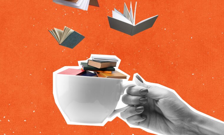 Ilustracja symboliczna. dłoń trzyma filiżankę, do której lecą z góry książki.