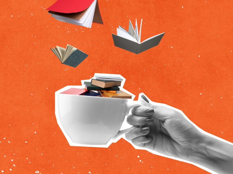 Ilustracja symboliczna. dłoń trzyma filiżankę, do której lecą z góry książki.