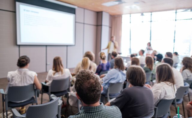 Prelegent zabiera głos w trakcie spotkania na konferencji.