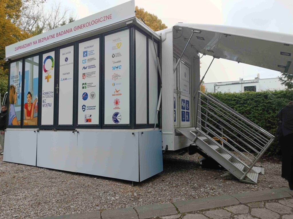Mobilny gabinet ginekologiczny.