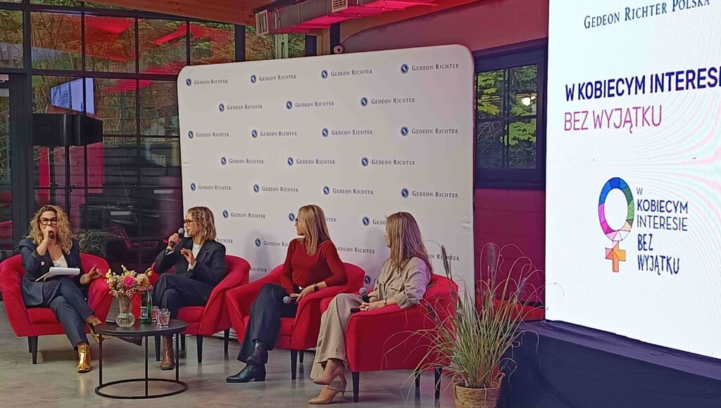 Ekspertki rozmawiają w trakcie spotkania dotyczącego kampanii "W kobiecym interesie".