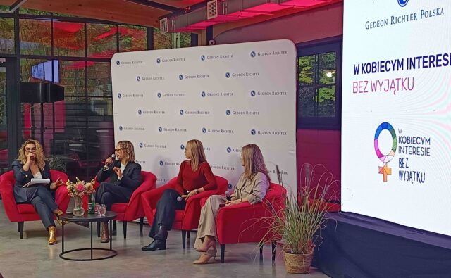 Ekspertki rozmawiają w trakcie spotkania dotyczącego kampanii "W kobiecym interesie".