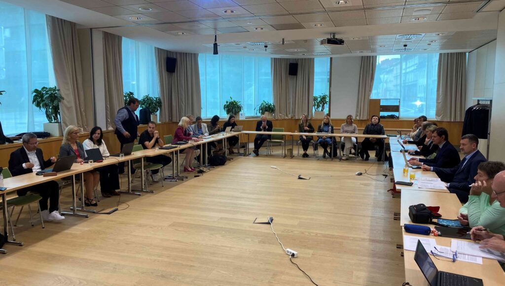 Uczestnicy Forum EBU w trakcie obrad omawiają zaplanowane tematy.