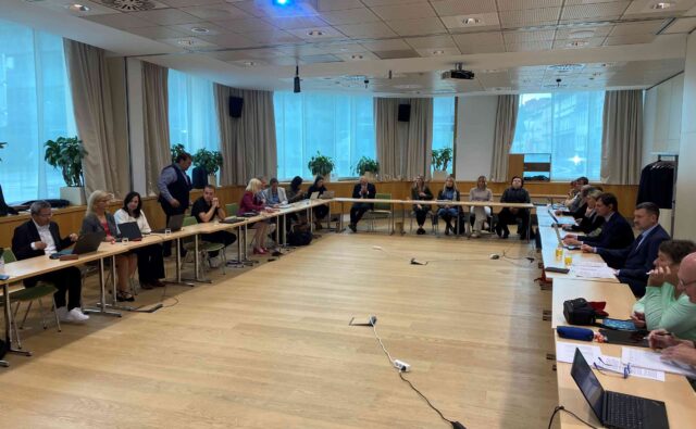 Uczestnicy Forum EBU w trakcie obrad omawiają zaplanowane tematy.