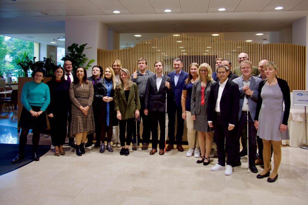 Uczestnicy Forum Liderów Europejskiej Unii Niewidomych w Słowenii. Zdjęcie grupowe.