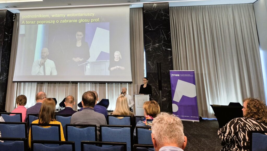 Prowadzący witają uczestników kongresu.