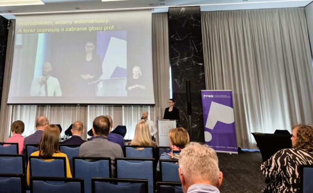 Prowadzący witają uczestników kongresu.