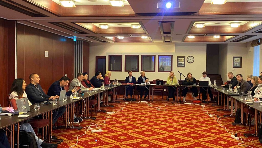 Uczestnicy spotkania EBU obradują w sali konferencyjnej.