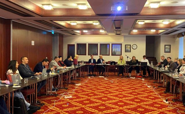 Uczestnicy spotkania EBU obradują w sali konferencyjnej.