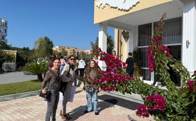 Uczestniczki projekt ACT_YOU przed budynkiem.