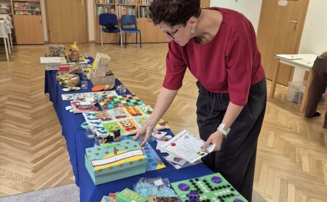 Przedstawicielka PZN ogląda książeczki nadesłane na konkurs.