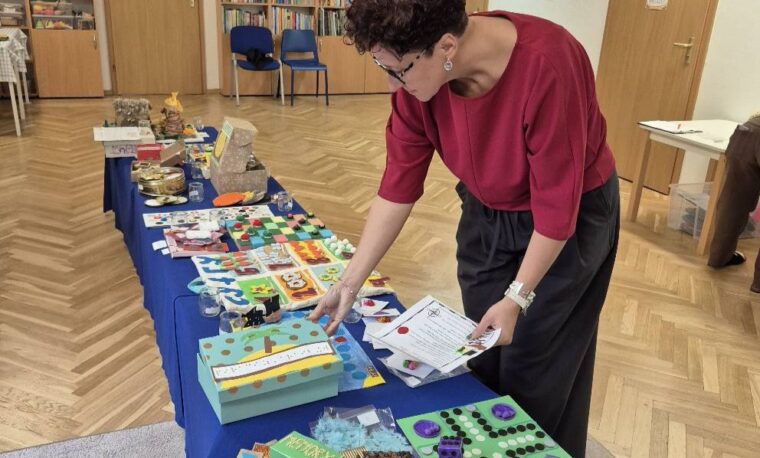 Przedstawicielka PZN ogląda książeczki nadesłane na konkurs.