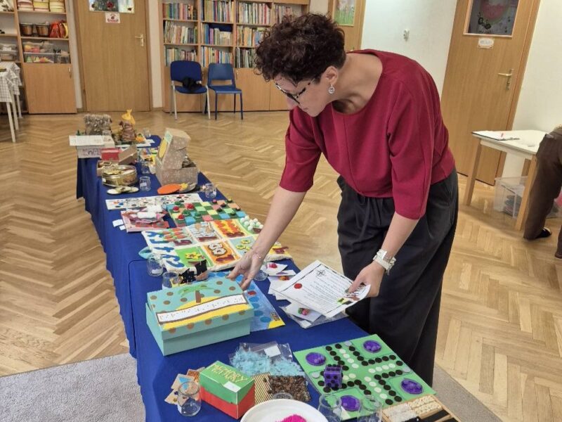 Przedstawicielka PZN ogląda książeczki nadesłane na konkurs.