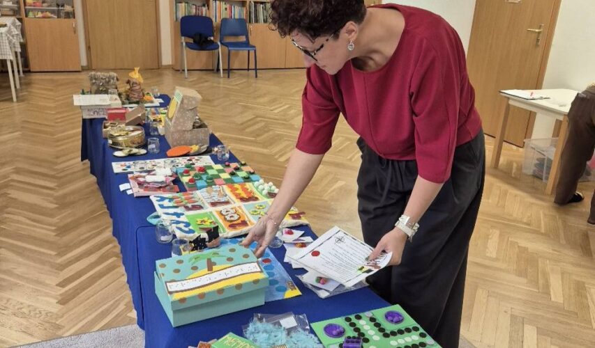 Przedstawicielka PZN ogląda książeczki nadesłane na konkurs.