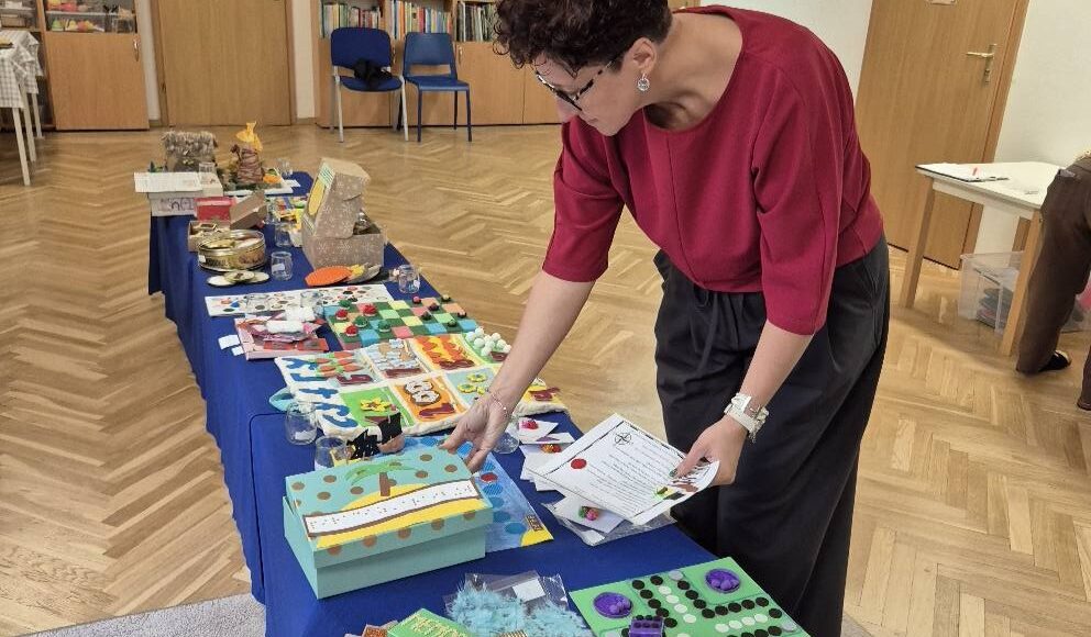 Przedstawicielka PZN ogląda książeczki nadesłane na konkurs.