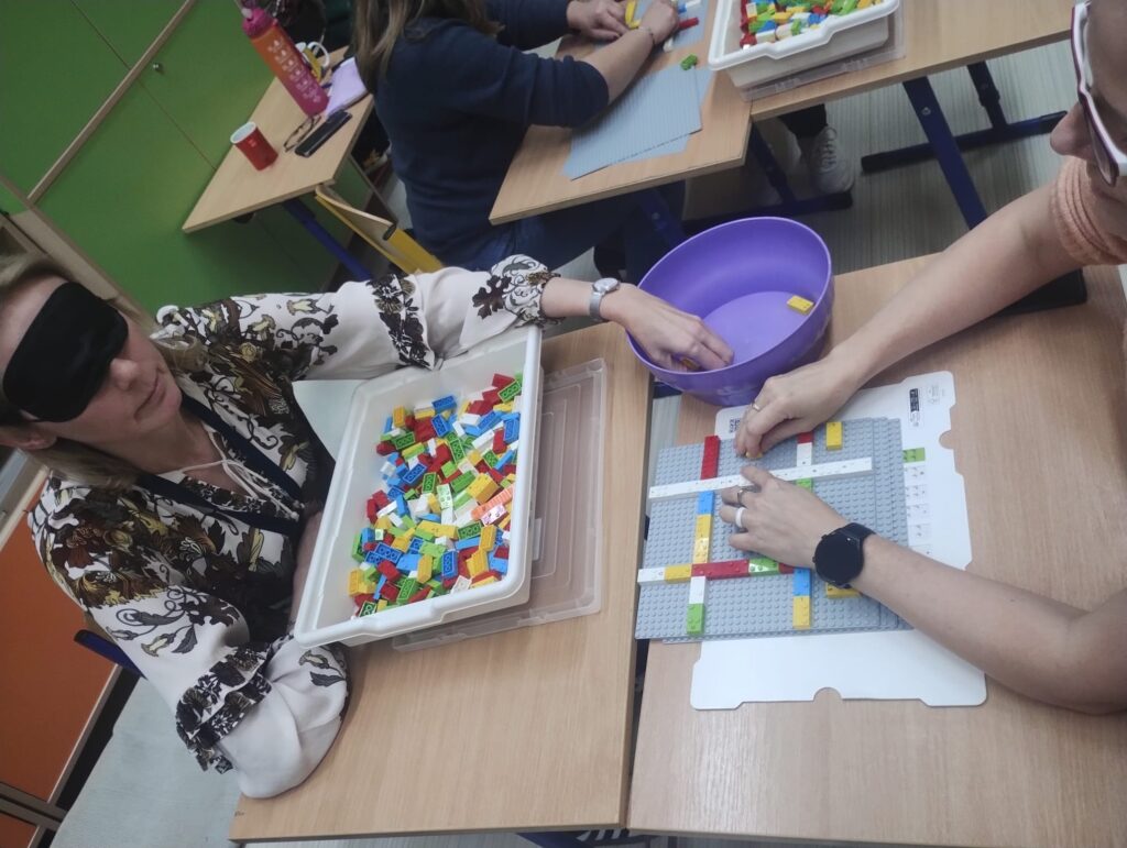 Uczestniczki grają w kółko i krzyżyk na klockach LBB.