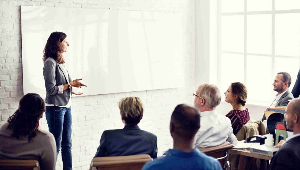 Trenerka przekazuje wiedzę uczestnikom projektu.