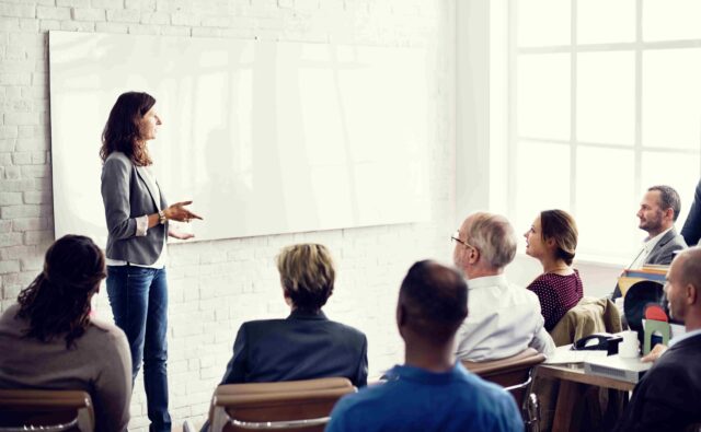 Trenerka przekazuje wiedzę uczestnikom projektu.