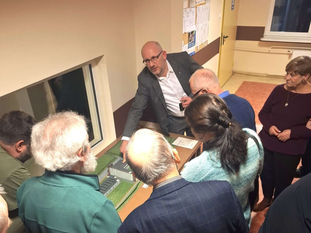 Dyrektor Krzysztof Wysocki opowiada zebranym o ośrodku Homer w Bydgoszczy.