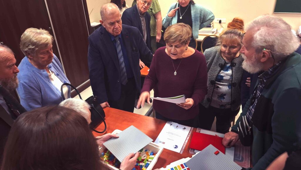 Uczestnicy spotkania w Ośrodku Homer w trakcie omawiania ważnych kwestii.