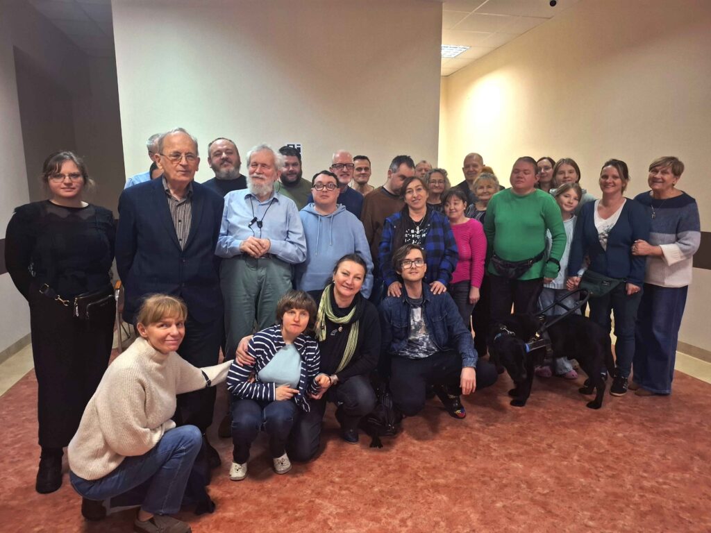 Zdjęcie zbiorowe wszystkich uczestników spotkania w Ośrodku Homer w Bydgoszczy.