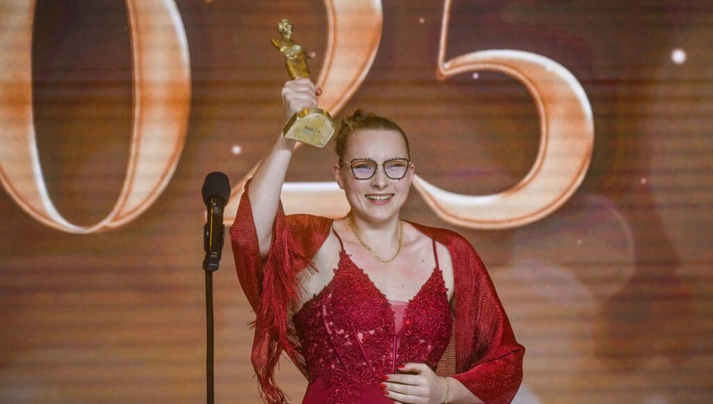 Faustyna Kotłowska trzyma w ręku statuetkę Guttmany.