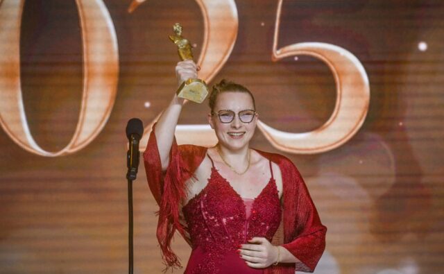 Faustyna Kotłowska trzyma w ręku statuetkę Guttmany.