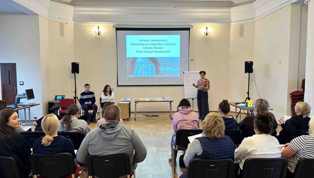 Specjalistka Centrum Rehabilitacji PZN prowadzi szkolenie dla pracowników Instytutu Reumatologii w Warszawie.