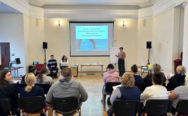 Specjalistka Centrum Rehabilitacji PZN prowadzi szkolenie dla pracowników Instytutu Reumatologii w Warszawie.