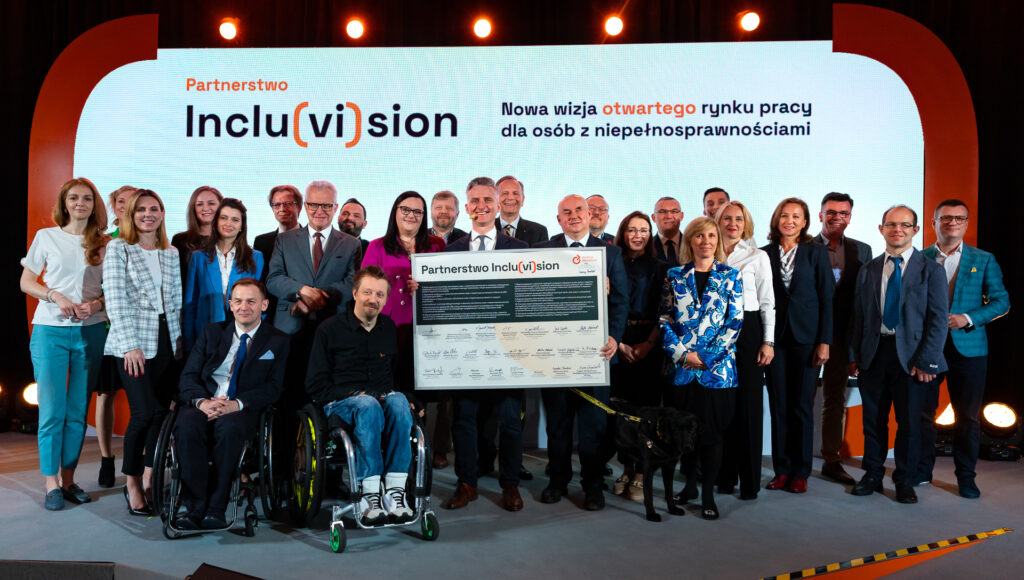 Kongres. Przedstawiciele Partnerstwa Inclu(vi)sion na scenie.